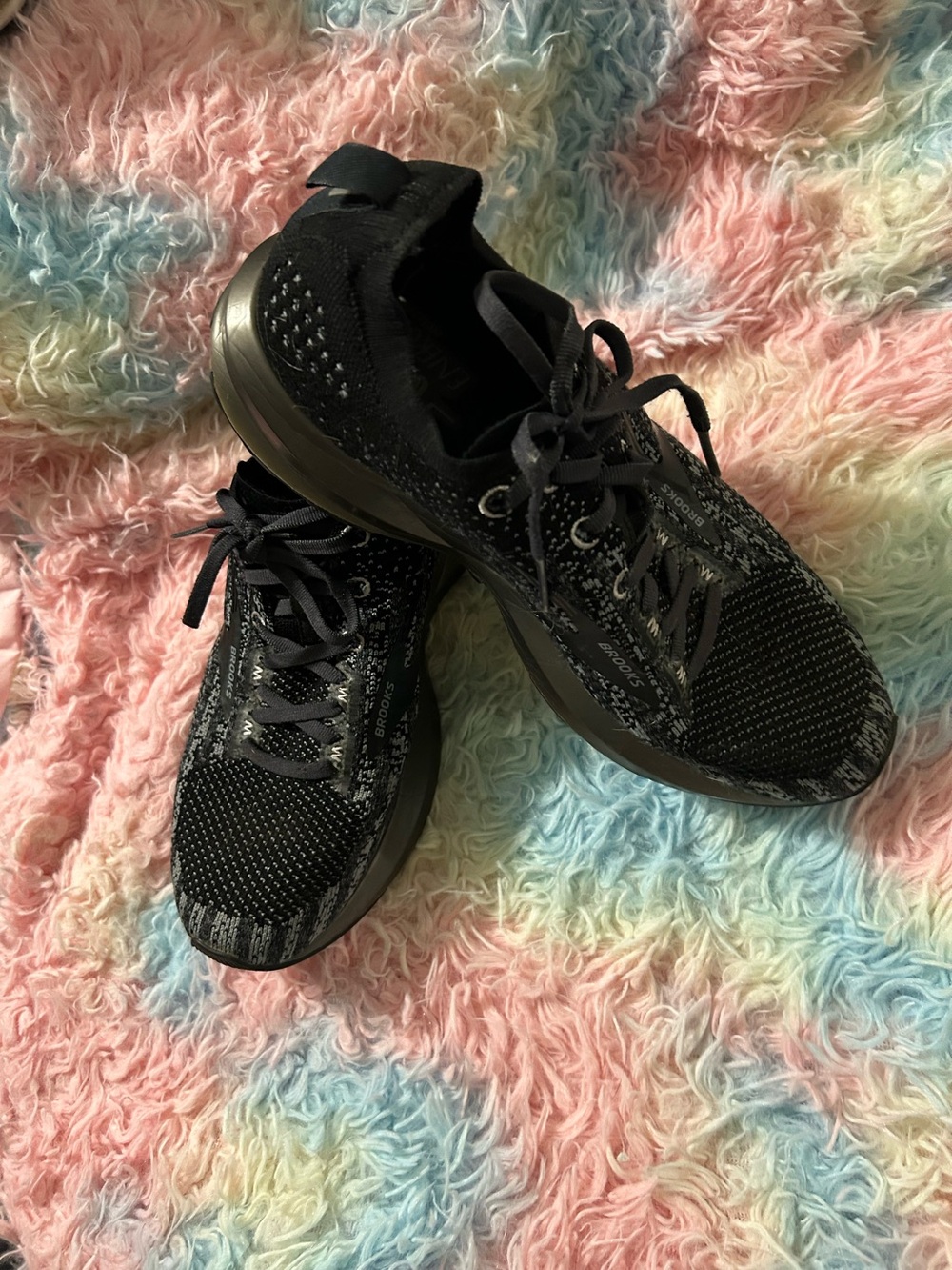 Brooks Levitate Size 9.5 Black and Gray Knit Lace-Up Running Shoes - Picture 2 of 5